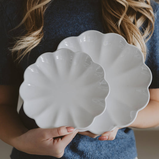 Set of 2 White Scalloped Serving Trays